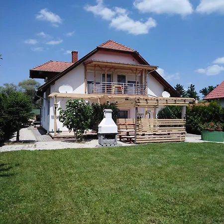Ferienhaus Mit Pool Fur 12 Personen Am Balaton Ufer, Direkter Seezugang Feriehus